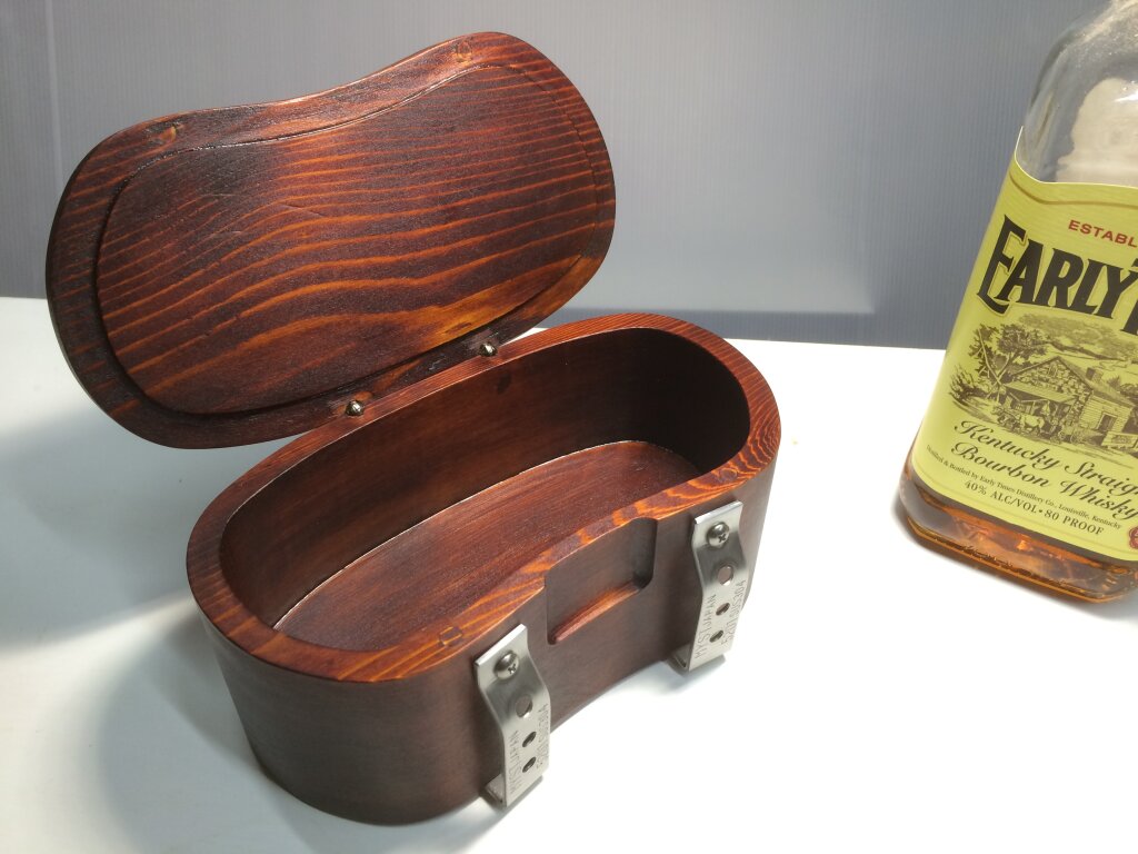 木目、ツヤが美しい拭き漆の特別仕様の開いた餌箱です。開いて上からのアングル。