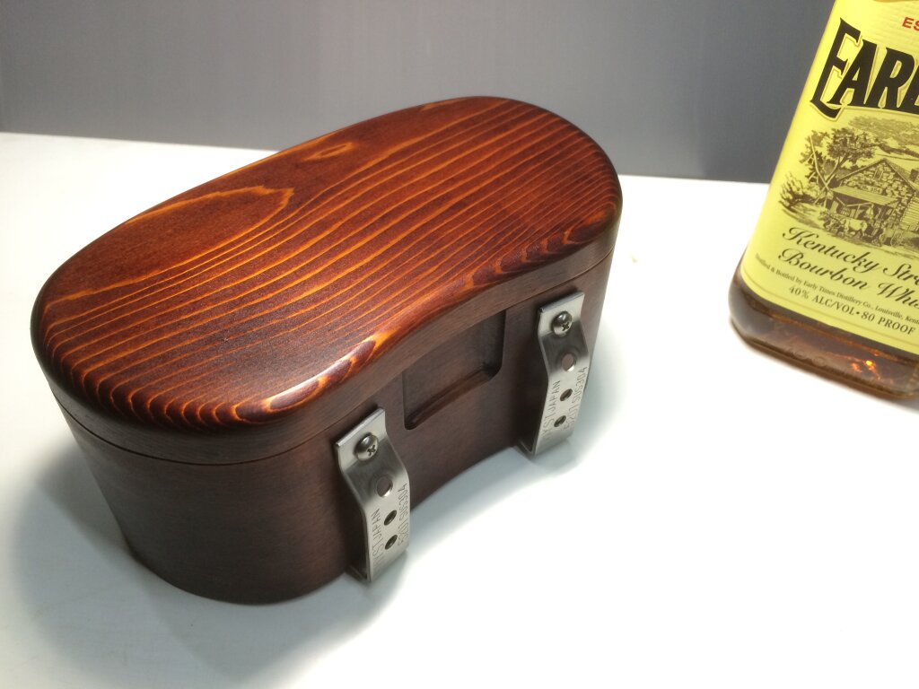 木目、ツヤが美しい拭き漆の特別仕様の餌箱です。閉じて上からのアングル。