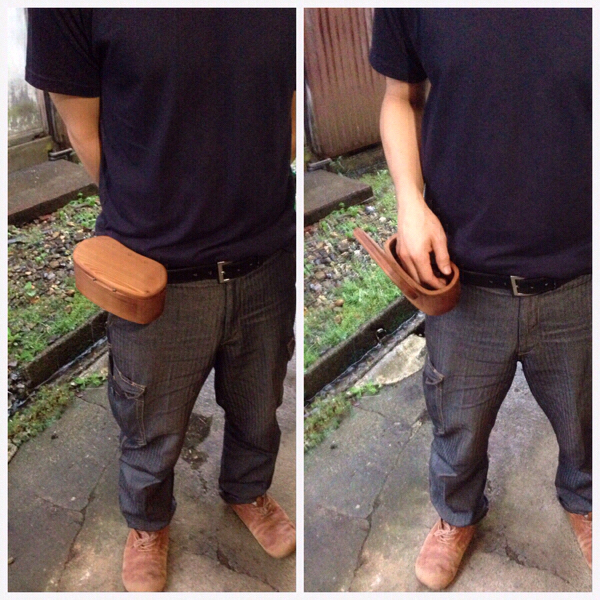 開閉が楽でベルトも余裕で通る餌箱の着用例です。