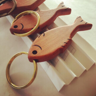 木製魚のキーホルダー