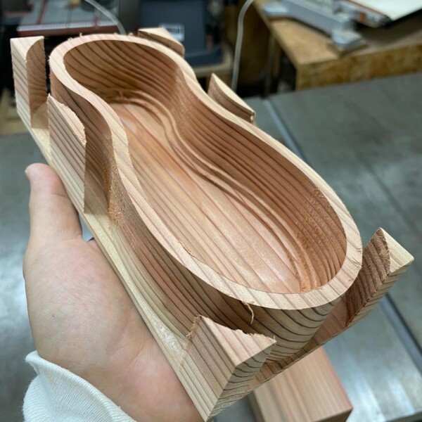 木のお弁当箱 木製 角材から削り出し 450cc 木製 販売累計330個。Pen-online掲載。ゴムがかけやすく、具材を程よく仕切る千葉ビーナッツの形機能美。洗いやすい丸底。木製 木の弁当箱、継ぎ目のない角材削り出し。肉厚な本体と重なりの多い蓋でご飯ふっくら。千葉の杉 ZUKOUSHITU