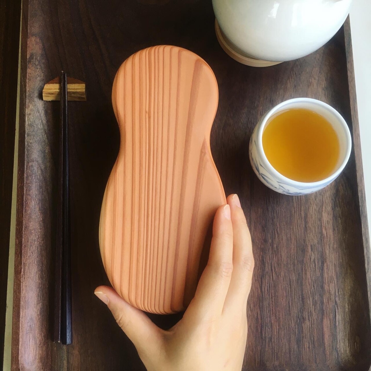 木の弁当箱450cc 販売累計330個。Pen-online掲載。ゴムがかけやすく、具材を程よく仕切る千葉ビーナッツの形機能美。洗いやすい丸底。木製 木の弁当箱、継ぎ目のない角材削り出し。肉厚な本体と重なりの多い蓋でご飯ふっくら。千葉の杉 ZUKOUSHITU