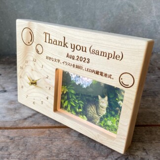 時計 写真立て 充電式LED写真立て、斜め俯瞰。一枚板ハードメープル削り出し。LEDが想い出をほんのり照らし時を刻みます。写真、草花、アクセサリー、フィギュアなどの展示ができます。メモリアル、ブライダル、記念日、誕生日、ペット写真、ペット位牌、仏壇、遺影額縁、フォトフレーム、メッセージボード、ウェルカムボード、ブライダルコーデ、ペットグッズなど。