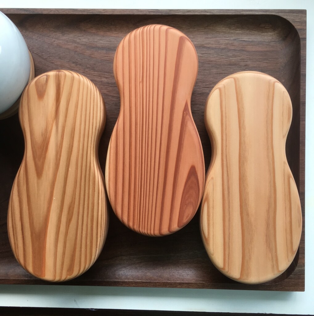 木の弁当箱くりぬき木目450cc 販売累計330個。Pen-online掲載。ゴムがかけやすく、具材を程よく仕切る千葉ビーナッツの形機能美。洗いやすい丸底。木製 木の弁当箱、継ぎ目のない角材削り出し。肉厚な本体と重なりの多い蓋でご飯ふっくら。千葉の杉 ZUKOUSHITU