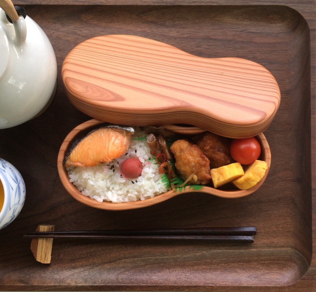 木の弁当箱くりぬき450cc 販売累計330個。Pen-online掲載。ゴムがかけやすく、具材を程よく仕切る千葉ビーナッツの形機能美。洗いやすい丸底。木製 木の弁当箱、継ぎ目のない角材削り出し。肉厚な本体と重なりの多い蓋でご飯ふっくら。千葉の杉 ZUKOUSHITU