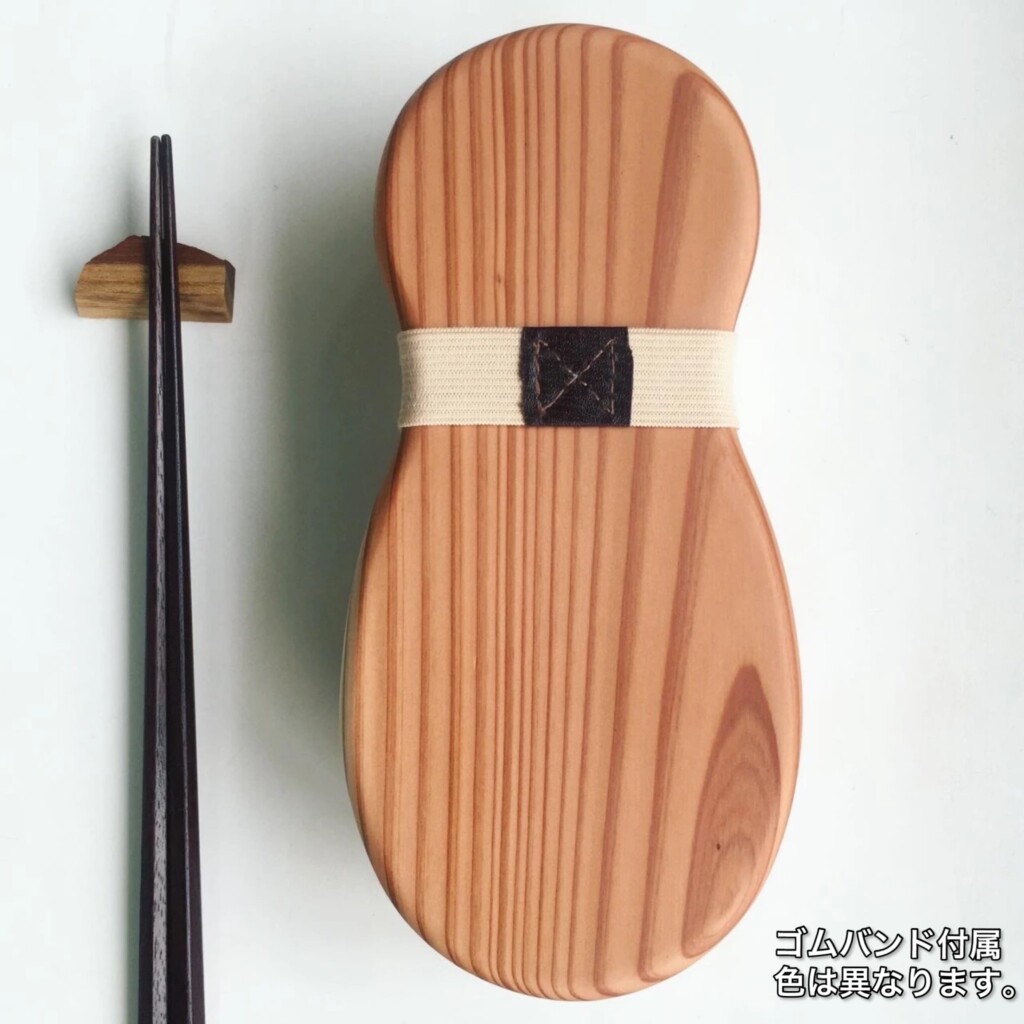 木の弁当箱 くりぬき 木製450cc 販売累計330個。Pen-online掲載。ゴムがかけやすく、具材を程よく仕切る千葉ビーナッツの形機能美。洗いやすい丸底。木製 木の弁当箱、継ぎ目のない角材削り出し。肉厚な本体と重なりの多い蓋でご飯ふっくら。千葉の杉 ZUKOUSHITU