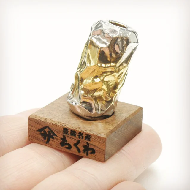 純金100gにロジウムコーティングした豊橋名物ヤマサちくわジュエリーの木製台座をOEM製作納品させていただきました。 ご依頼者 @jewelry_couleur さま、ふるさと納税に出品されております。地域を反映した素晴らしい作品で丁寧に緻密に作り込まれておりとても感銘を受けました。15°傾斜くぼみ台座、ウォールナット材。誠にありがとうございます。
#zukoushitu 
#ゴールドジュエリー 
#金細工
#ゴールドアクセサリー 
#ゴールドアクセ 
#金アクセサリー 
#木製
#木の
#木工雑貨
#木工
#woodworking
#ゴールドインテリア
#純金
#ちくわ