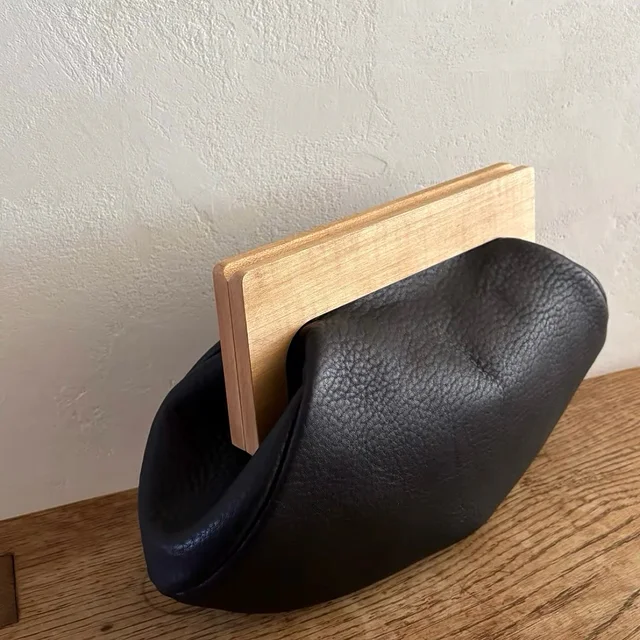 革作家ブランド @as_couture__  様よりご依頼の木部がま口
洗練されたフォルム、黒いレザーと白いメープル材の相性もとても素敵な木製レザーバッグです！
誠にありがとうございます。
12月14日,15日代々木上原  @gallerydoprogetto にて展示されるそうです。
ご興味のある方はぜひ足を運んでみてください。
室長
#レザーバッグ 
#木製
#木の持ち手
#木の
#zukoushitu