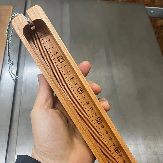 フィッシュメジャー　鯊や川睦やキスなどの小さめの魚を計測するための道具です。
チェリー角材くり抜き、艶消し生活撥水塗装。
#釣具
#fishingtools
#木製
#zukoushitu
#フィッシュメジャー