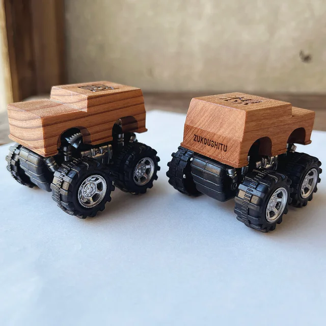 おかげさまで累計200台以上 フロントやサイドやリアの微妙な傾斜、バンパーの段の細かな表現、木のプルバックカー（チョロQの様にプルバックで走ります）モンスタータイプふるさと納税にてお子様のお名前をルーフに刻印させていただきました。誠にありがとうございます。
#zukoushitu
#木製
#木のおもちゃ
#木の車
#プルバックカー